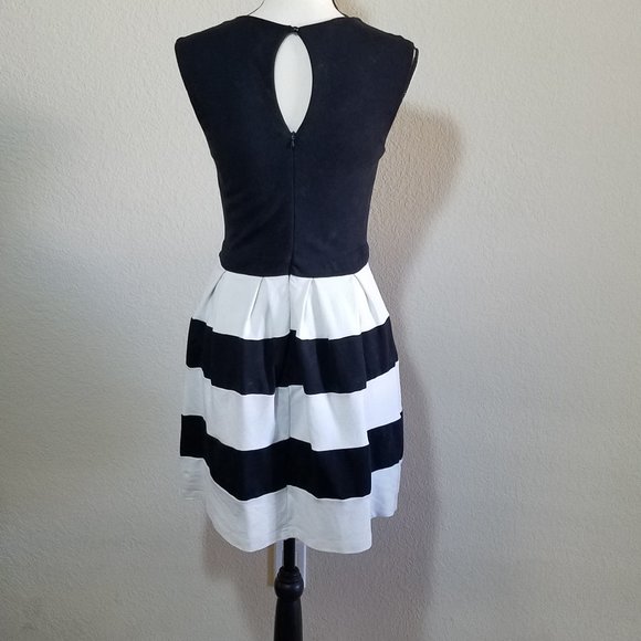 Forever 21 Dress Medium Black White Sleeveless Fit & Flare Cotton Pleated Junior - Picture 4 of 5